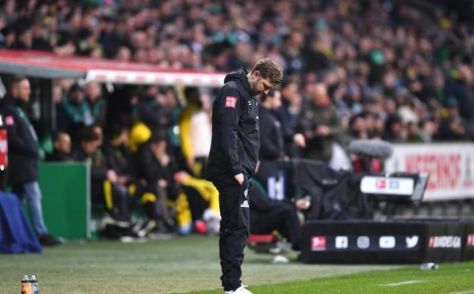 Lässt nach der Niederlage gegen Borussia Dortmund den Kopf hängen: Werder Bremens Trainer Florian Kohfeldt. Foto: Carmen Jaspersen/dpa