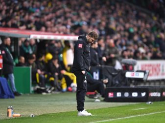 Lässt nach der Niederlage gegen Borussia Dortmund den Kopf hängen: Werder Bremens Trainer Florian Kohfeldt. Foto: Carmen Jaspersen/dpa Lässt nach der Niederlage gegen Borussia Dortmund den Kopf hängen: Werder Bremens Trainer Florian Kohfeldt. Foto: Carmen Jaspersen/dpa