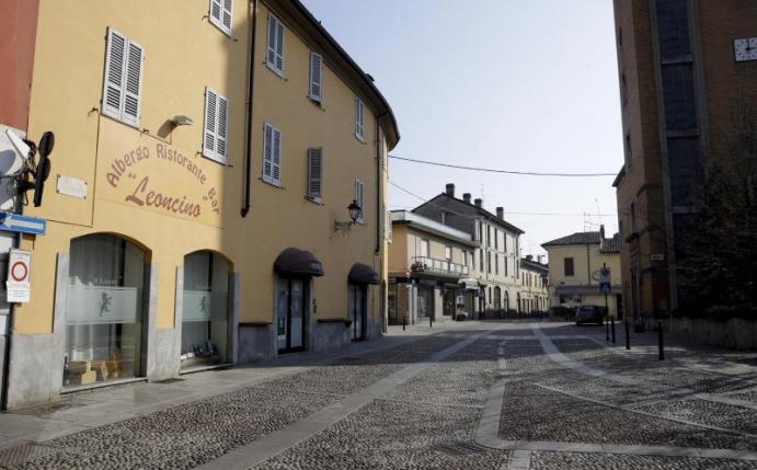 Wie ausgestorben sind die Straßen: In Italien sind wegen Coronavirus Serie-A-Spiele abgesagt worden. Foto: Luca Bruno/AP/dpa