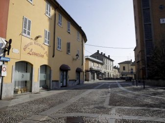 Wie ausgestorben sind die Straßen: In Italien sind wegen Coronavirus Serie-A-Spiele abgesagt worden. Foto: Luca Bruno/AP/dpa Wie ausgestorben sind die Straßen: In Italien sind wegen Coronavirus Serie-A-Spiele abgesagt worden. Foto: Luca Bruno/AP/dpa