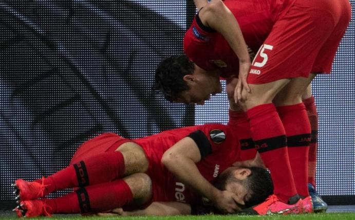 Leverkusens Kevin Volland liegt verletzt auf dem Platz. Foto: Federico Gambarini/dpa
