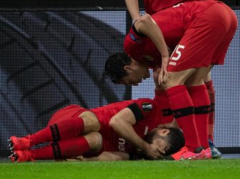 Leverkusens Kevin Volland liegt verletzt auf dem Platz. Foto: Federico Gambarini/dpa Leverkusens Kevin Volland liegt verletzt auf dem Platz. Foto: Federico Gambarini/dpa