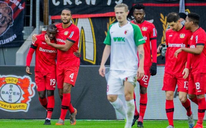 Leverkusens Moussa Diaby (l) wird nach seinem Treffer zum 1:0 von Teamkollege Jonathan Tah (2.v.l.) gedrückt. Foto: Rolf Vennenbernd/dpa