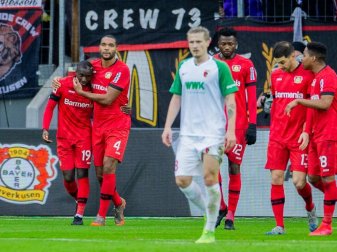 Leverkusens Moussa Diaby (l) wird nach seinem Treffer zum 1:0 von Teamkollege Jonathan Tah (2.v.l.) gedrückt. Foto: Rolf Vennenbernd/dpa Leverkusens Moussa Diaby (l) wird nach seinem Treffer zum 1:0 von Teamkollege Jonathan Tah (2.v.l.) gedrückt. Foto: Rolf Vennenbernd/dpa
