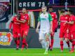 Leverkusens Moussa Diaby (l) wird nach seinem Treffer zum 1:0 von Teamkollege Jonathan Tah (2.v.l.) gedrückt. Foto: Rolf Vennenbernd/dpa