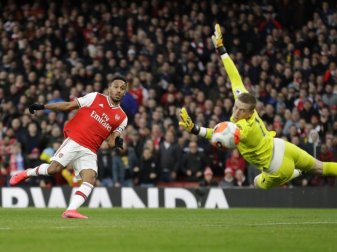 Arsenals Aubameyang (l) erzielt das Tor zum 2:1 - Evertons Torhüter Pickford kann dem Ball nur noch hinterherschauen. Foto: Kirsty Wigglesworth/AP/dpa Arsenals Aubameyang (l) erzielt das Tor zum 2:1 - Evertons Torhüter Pickford kann dem Ball nur noch hinterherschauen. Foto: Kirsty Wigglesworth/AP/dpa