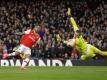 Arsenals Aubameyang (l) erzielt das Tor zum 2:1 - Evertons Torhüter Pickford kann dem Ball nur noch hinterherschauen. Foto: Kirsty Wigglesworth/AP/dpa