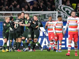Wolfsburgs Josip Brekalo (verdeckt) bejubelt sein Tor zum 1:0 gegen den FSV Mainz 05 mit seinen Mannschaftskollegen. Foto: Peter Steffen/dpa Wolfsburgs Josip Brekalo (verdeckt) bejubelt sein Tor zum 1:0 gegen den FSV Mainz 05 mit seinen Mannschaftskollegen. Foto: Peter Steffen/dpa