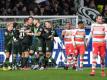 Wolfsburgs Josip Brekalo (verdeckt) bejubelt sein Tor zum 1:0 gegen den FSV Mainz 05 mit seinen Mannschaftskollegen. Foto: Peter Steffen/dpa