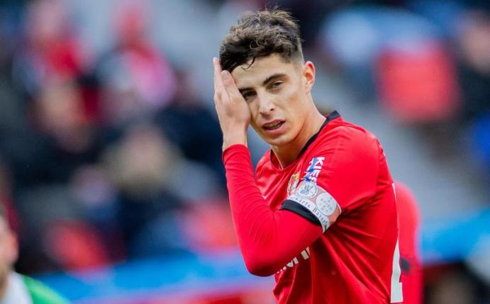 Kai Havertz trug in der Bundesliga-Partie gegen den FC Augsburg das erste Mal die Leverkusener Kapitänsbinde. Foto: Rolf Vennenbernd/dpa