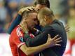 Münchens Franck Ribery bejubelt sein Tor zum 1:1 mit Trainer Pep Guardiola. Foto: picture alliance / dpa