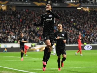 Frankfurts Daichi Kamada (M) traf im Hinspiel des Europa-League-Duells gegen Red Bull Salzburg dreifach. Foto: Arne Dedert/dpa Frankfurts Daichi Kamada (M) traf im Hinspiel des Europa-League-Duells gegen Red Bull Salzburg dreifach. Foto: Arne Dedert/dpa