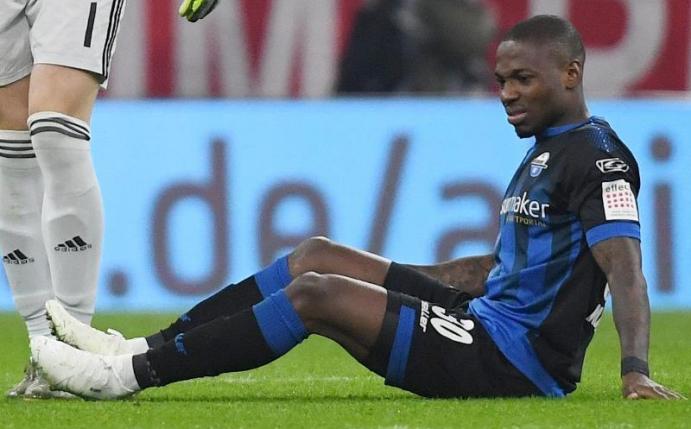 Hat sich im Spiel beim FC Bayern verletzt: Streli Mamba vom SC Paderborn. Foto: Angelika Warmuth/dpa