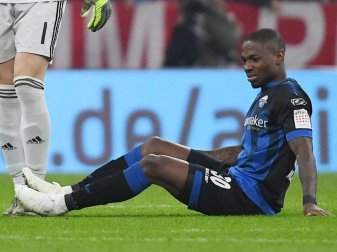 Hat sich im Spiel beim FC Bayern verletzt: Streli Mamba vom SC Paderborn. Foto: Angelika Warmuth/dpa Hat sich im Spiel beim FC Bayern verletzt: Streli Mamba vom SC Paderborn. Foto: Angelika Warmuth/dpa