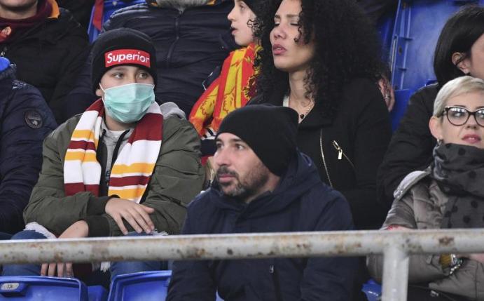 Ein Fan von AS Rom trug während der Partie gegen US Lecce einen Mundschutz. Foto: Alfredo Falcone/LaPresse/AP/dpa