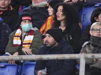Ein Fan von AS Rom trug während der Partie gegen US Lecce einen Mundschutz. Foto: Alfredo Falcone/LaPresse/AP/dpa Ein Fan von AS Rom trug während der Partie gegen US Lecce einen Mundschutz. Foto: Alfredo Falcone/LaPresse/AP/dpa
