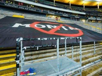 Ein Banner mit dem durchgestrichenen Schriftzug «Montag» ist im Frankfurter Fanblock aufgespannt. Foto: Uwe Anspach/dpa