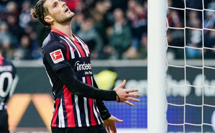 Frankfurts Goncalo Paciencia ärgert sich nach einer vergebenen Torchance. Foto: Uwe Anspach/dpa
