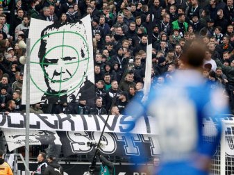 Gladbacher Fans zeigten ein Transparent mit dem Konterfei von Hoffenheim-Mäzen Dietmar Hopp. Foto: Roland Weihrauch/dpa Gladbacher Fans zeigten ein Transparent mit dem Konterfei von Hoffenheim-Mäzen Dietmar Hopp. Foto: Roland Weihrauch/dpa