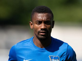 Darf wieder mit den Hertha-Profis trainieren: Salomon Kalou. Foto: Soeren Stache/dpa Darf wieder mit den Hertha-Profis trainieren: Salomon Kalou. Foto: Soeren Stache/dpa