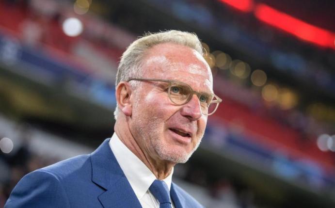 «In dem roten Päckchen ist ein Stift. Und mit Stiften unterschreibt man bei Bayern München manchmal auch Papiere», sagt Rummenigge. Foto: Matthias Balk/dpa