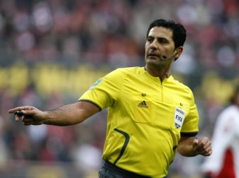 Fordert bei Rassismus sofortigen Spielabbruch: Der ehemalige Schiedsrichter Babak Rafati. Foto: Roland Weihrauch/dpa Fordert bei Rassismus sofortigen Spielabbruch: Der ehemalige Schiedsrichter Babak Rafati. Foto: Roland Weihrauch/dpa