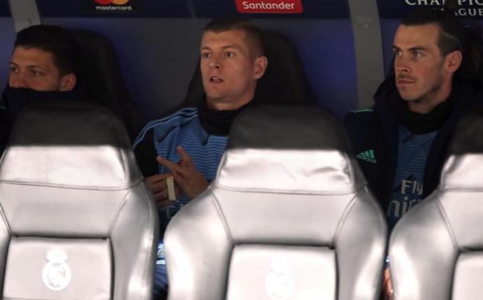 Verfolgte die Real-Pleite gegen Man City von der Bank: Toni Kroos (M). Foto: Nick Potts/PA Wire/dpa