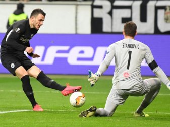 Eintracht hat ein gutes Polster für das Rückspiel in Salzburg: Frankfurts Filip Kostic (l) erzielt das Tor zum 4:0 gegen Salzburgs Torhüter Cican Stankovic. Foto: Arne Dedert/dpa Eintracht hat ein gutes Polster für das Rückspiel in Salzburg: Frankfurts Filip Kostic (l) erzielt das Tor zum 4:0 gegen Salzburgs Torhüter Cican Stankovic. Foto: Arne Dedert/dpa