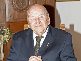 Braun war von 1992 bis 2001 Präsident des DFB Braun war von 1992 bis 2001 Präsident des DFB