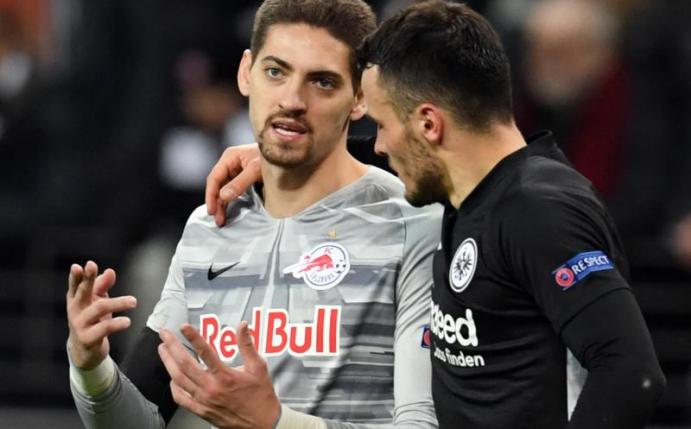 Der Frankfurter Filip Kostic (r) und Salzburg-Torhüter Cican Stankovic treffen diesen Donnerstag noch nicht aufeinander. Foto: Arne Dedert/dpa
