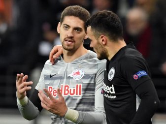 Der Frankfurter Filip Kostic (r) und Salzburg-Torhüter Cican Stankovic treffen diesen Donnerstag noch nicht aufeinander. Foto: Arne Dedert/dpa Der Frankfurter Filip Kostic (r) und Salzburg-Torhüter Cican Stankovic treffen diesen Donnerstag noch nicht aufeinander. Foto: Arne Dedert/dpa