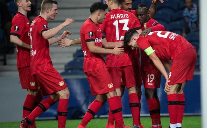 Die Spieler von Bayer Leverkusen feiern das 3:0 beim FC Porto. Foto: Federico Gambarini/dpa
