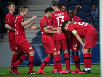 Die Spieler von Bayer Leverkusen feiern das 3:0 beim FC Porto. Foto: Federico Gambarini/dpa Die Spieler von Bayer Leverkusen feiern das 3:0 beim FC Porto. Foto: Federico Gambarini/dpa