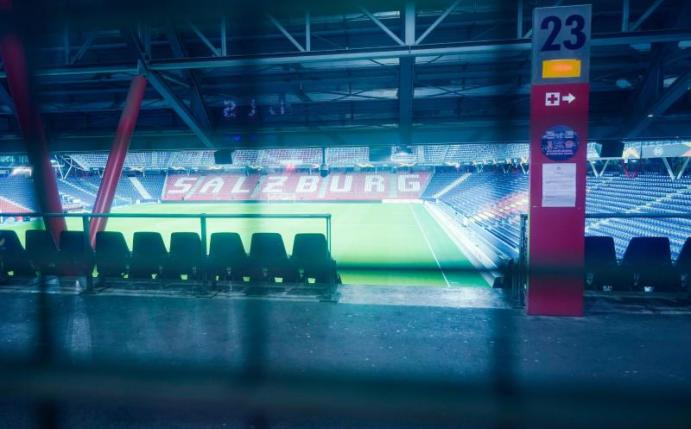Wegen einer Orkanwarnung wurde das Spiel von Eintracht Frankfurt bei Red Bull Salzburg um einen Tag verlegt. Foto: Uwe Anspach/dpa