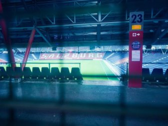 Wegen einer Orkanwarnung wurde das Spiel von Eintracht Frankfurt bei Red Bull Salzburg um einen Tag verlegt. Foto: Uwe Anspach/dpa Wegen einer Orkanwarnung wurde das Spiel von Eintracht Frankfurt bei Red Bull Salzburg um einen Tag verlegt. Foto: Uwe Anspach/dpa
