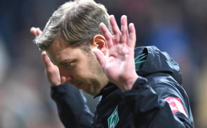 Bremens Trainer Florian Kohfeldt muss auf die Partie gegen Eintracht Frankfurt noch etwas warten. Foto: Carmen Jaspersen/dpa