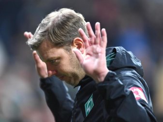 Bremens Trainer Florian Kohfeldt muss auf die Partie gegen Eintracht Frankfurt noch etwas warten. Foto: Carmen Jaspersen/dpa Bremens Trainer Florian Kohfeldt muss auf die Partie gegen Eintracht Frankfurt noch etwas warten. Foto: Carmen Jaspersen/dpa