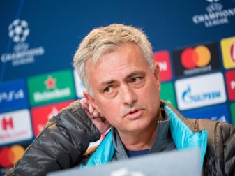 Schickt Heung-Min Son nach der Rückkehr aus Südkorea zunächst in Quarantäne: Tottenhams Trainer Jose Mourinho. Foto: Matthias Balk/dpa Schickt Heung-Min Son nach der Rückkehr aus Südkorea zunächst in Quarantäne: Tottenhams Trainer Jose Mourinho. Foto: Matthias Balk/dpa