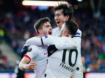 Die Spieler von Eintracht Frankfurt feiern den Treffer zum Ausgleich bei Red Bull Salzburg. Foto: Uwe Anspach/dpa Die Spieler von Eintracht Frankfurt feiern den Treffer zum Ausgleich bei Red Bull Salzburg. Foto: Uwe Anspach/dpa