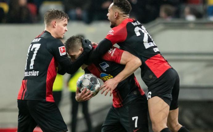 Gefühlter Sieg: Herthas Spieler feiern das 3:3 in Düsseldorf wie einen Dreier. Foto: Bernd Thissen/dpa