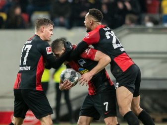 Gefühlter Sieg: Herthas Spieler feiern das 3:3 in Düsseldorf wie einen Dreier. Foto: Bernd Thissen/dpa Gefühlter Sieg: Herthas Spieler feiern das 3:3 in Düsseldorf wie einen Dreier. Foto: Bernd Thissen/dpa