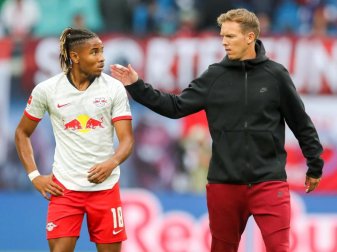 Begrüßen sich auf Bayrisch: Leipzig-Coach Julian Nagelsmann (r) und Christopher Nkunku. Foto: Jan Woitas/dpa-Zentralbild/dpa