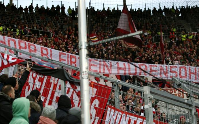 Bayern-Fans sorgen mit Plakat für Spielunterbrechung