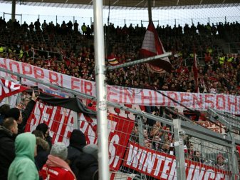 Bayern-Fans sorgen mit Plakat für Spielunterbrechung Bayern-Fans sorgen mit Plakat für Spielunterbrechung