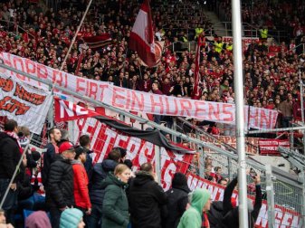 In der zweiten Halbzeit zeigten sich Bayern-Anhänger von ihrer schlechtesten Seite und beschimpfte Hoffenheim-Mäzen Dietmar Hopp. Foto: Tom Weller/dpa In der zweiten Halbzeit zeigten sich Bayern-Anhänger von ihrer schlechtesten Seite und beschimpfte Hoffenheim-Mäzen Dietmar Hopp. Foto: Tom Weller/dpa