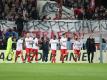 Kölner Spieler versuchen die Fans zu beruhigen