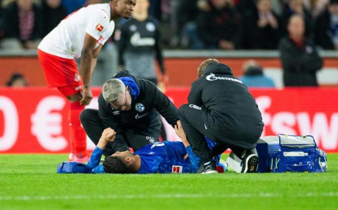 Verletzt: Für Schalkes Ozan Kabak war das Gastspiel in Köln früh beendet. Foto: Rolf Vennenbernd/dpa