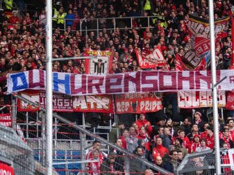 In Sinsheim beleidigten die Bayern-Anhänger Hoffenheim-Mäzen Dietmar Hopp. Foto: Tom Weller/dpa In Sinsheim beleidigten die Bayern-Anhänger Hoffenheim-Mäzen Dietmar Hopp. Foto: Tom Weller/dpa