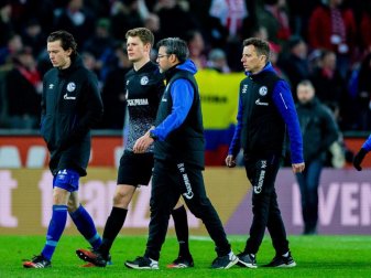 Schalke-Keeper Alexander Nübel (2.v.l) verlässt enttäuscht den Platz in Köln. Foto: Rolf Vennenbernd/dpa
