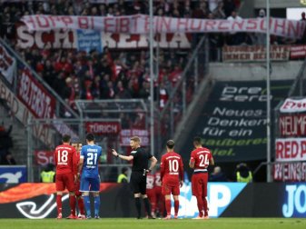 Die Partie Hoffenheim gegen Bayern musste wegen Schmähungen gegen 1899-Mäzen Dietmar Hopp unterbrochen werden. Foto: Michael Probst/AP/dpa Die Partie Hoffenheim gegen Bayern musste wegen Schmähungen gegen 1899-Mäzen Dietmar Hopp unterbrochen werden. Foto: Michael Probst/AP/dpa